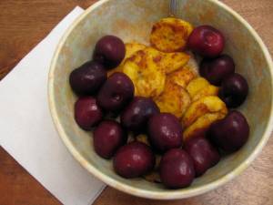 oat bran (1/3 cup oat bran, 2/3 cup water) with cinnamon sauteed plantain and fresh cherries